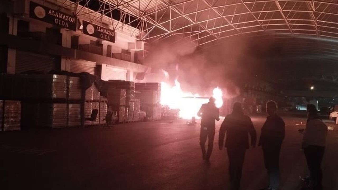 Başakşehir'de Palet Yangını Minibüse Sıçradı