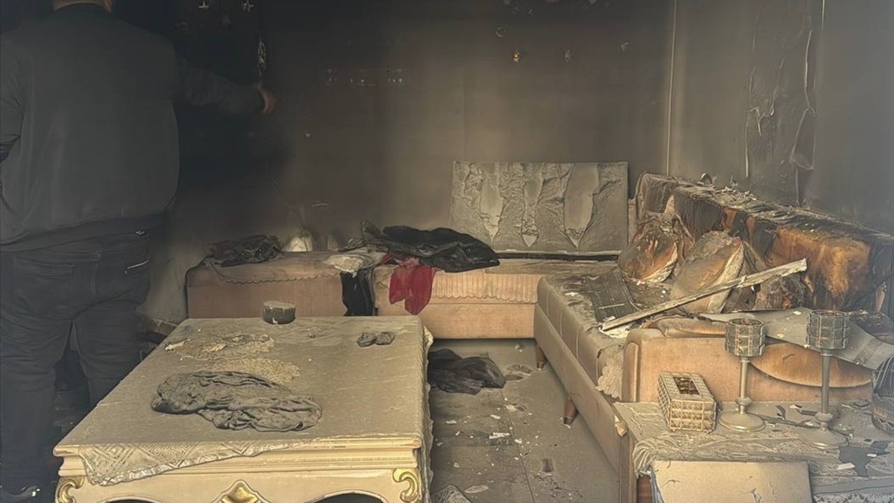 Başakşehir'de Yangın: İki Kişi Dumandan Etkilendi