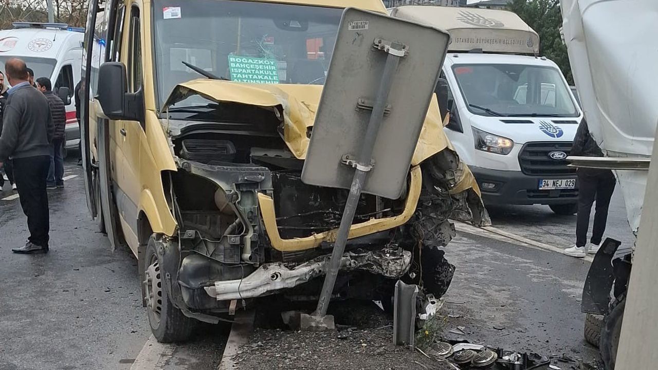 Başakşehir'de Zincirleme Kaza: 12 Yaralı