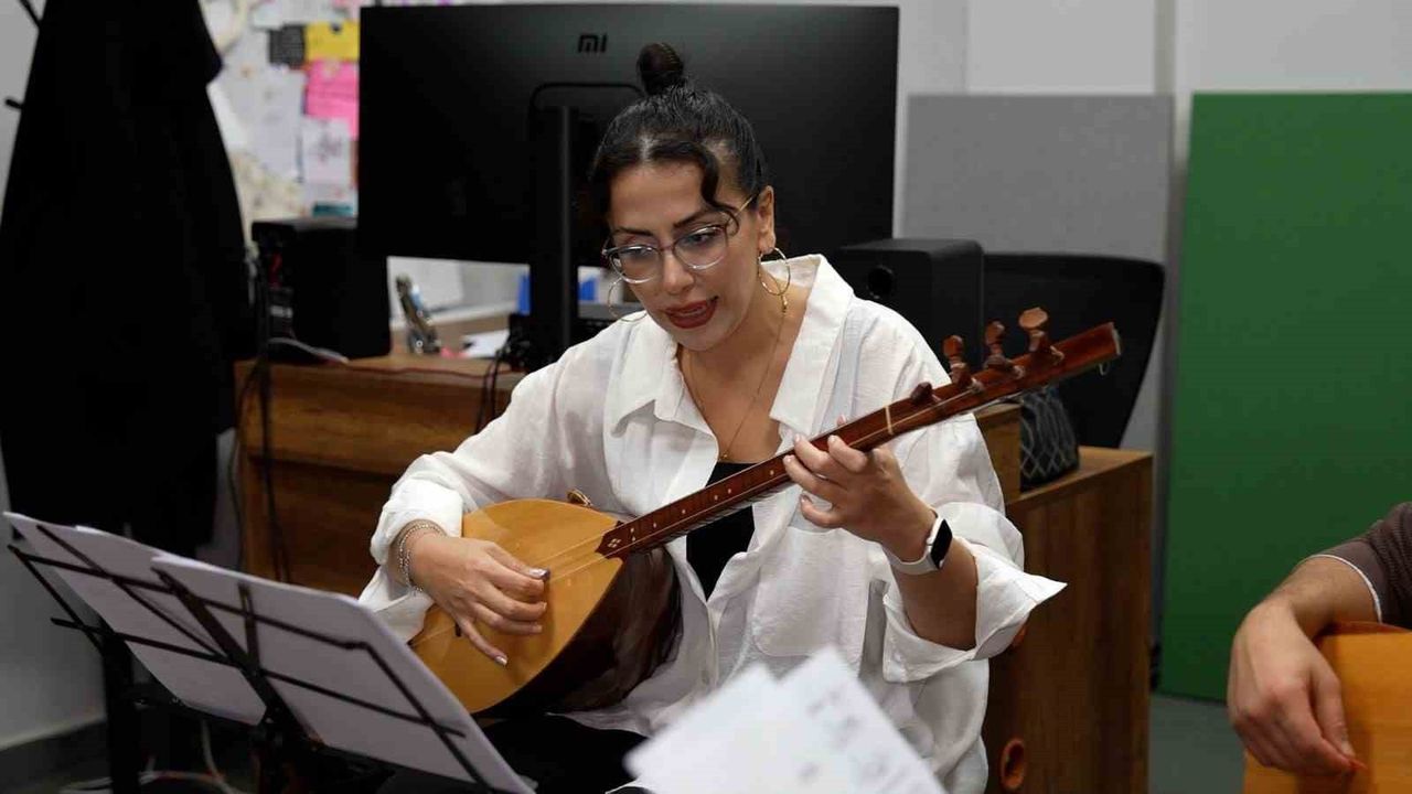 Başiskele'de Ücretsiz Bağlama Eğitimi Başladı