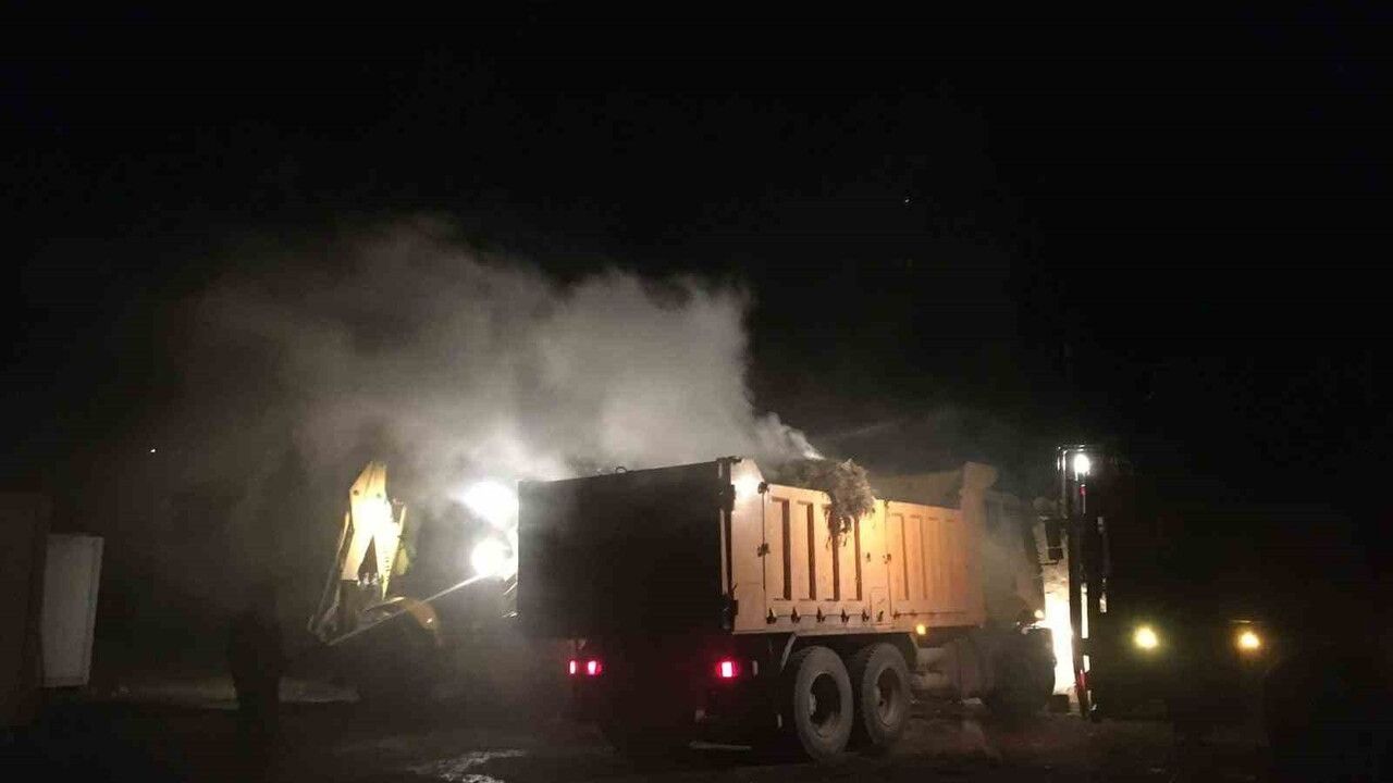 Başkale'de Samanlık Yangını Kontrol Altına Alındı