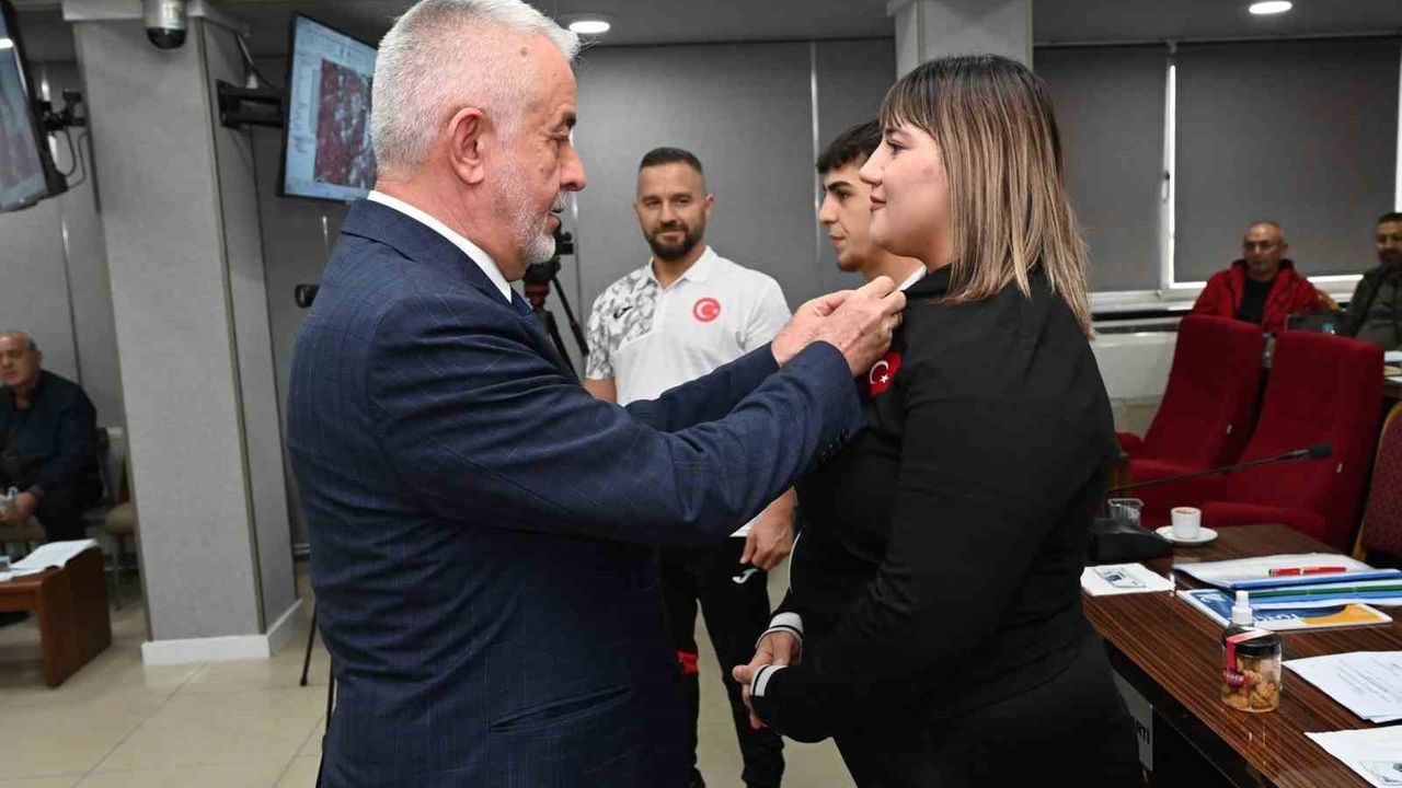 Başkan Başdeğirmen, Isparta'nın Şampiyon Sporcularını Ödüllendirdi