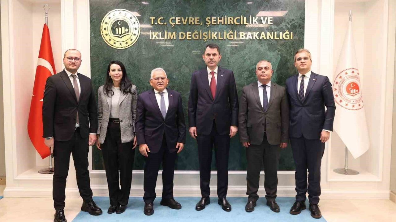 Başkan Büyükkılıç, Bakan Kurum'u Makamında Ziyaret Etti