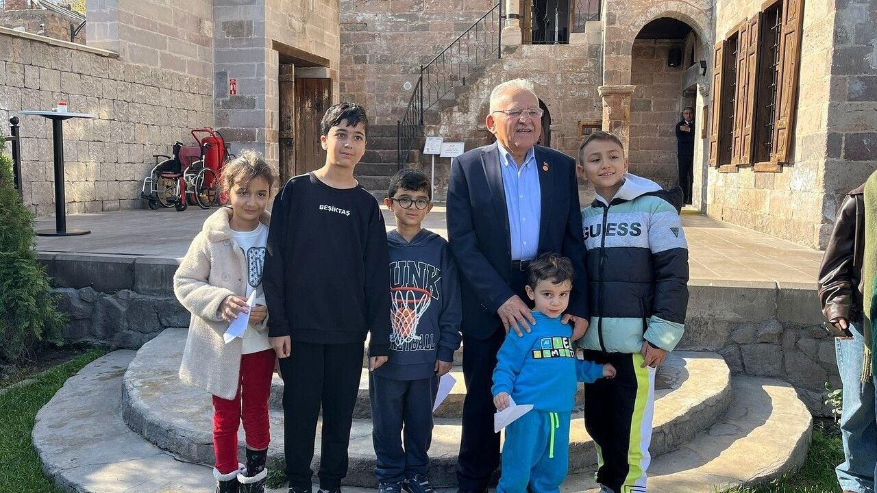 Başkan Büyükkılıç'tan Kadın ve Filistinli Öğrencilerle Dayanışma Buluşması