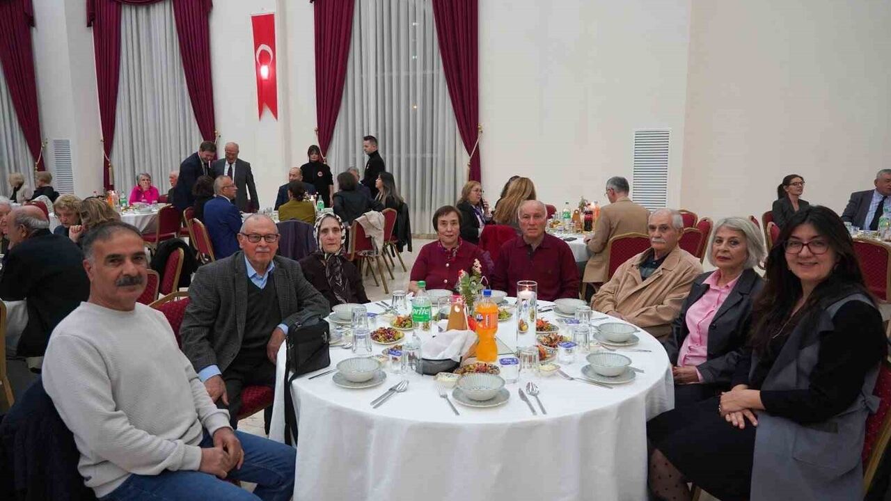 Başkan Subaşı'nın Emekli Öğretmenlerle Vefa Buluşması