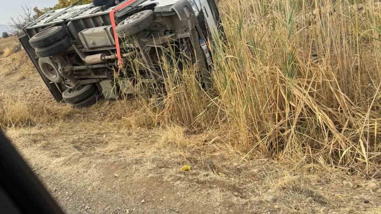 Batman’da Kayan Kamyonet Devrildi, 5 Kişi Kazadan Sağ Kurtuldu