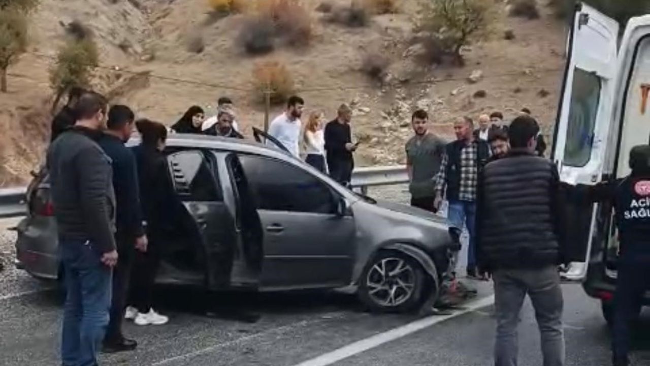 Batman'da Trafik Kazası: Sürücü Bariyerlere Çarpıp Sıkıştı