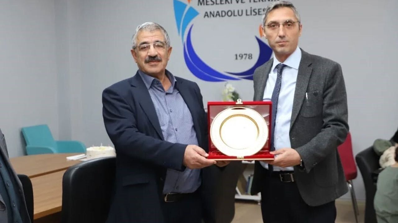 Bayburt’ta Emekli Müdüre Anlamlı Veda Programı