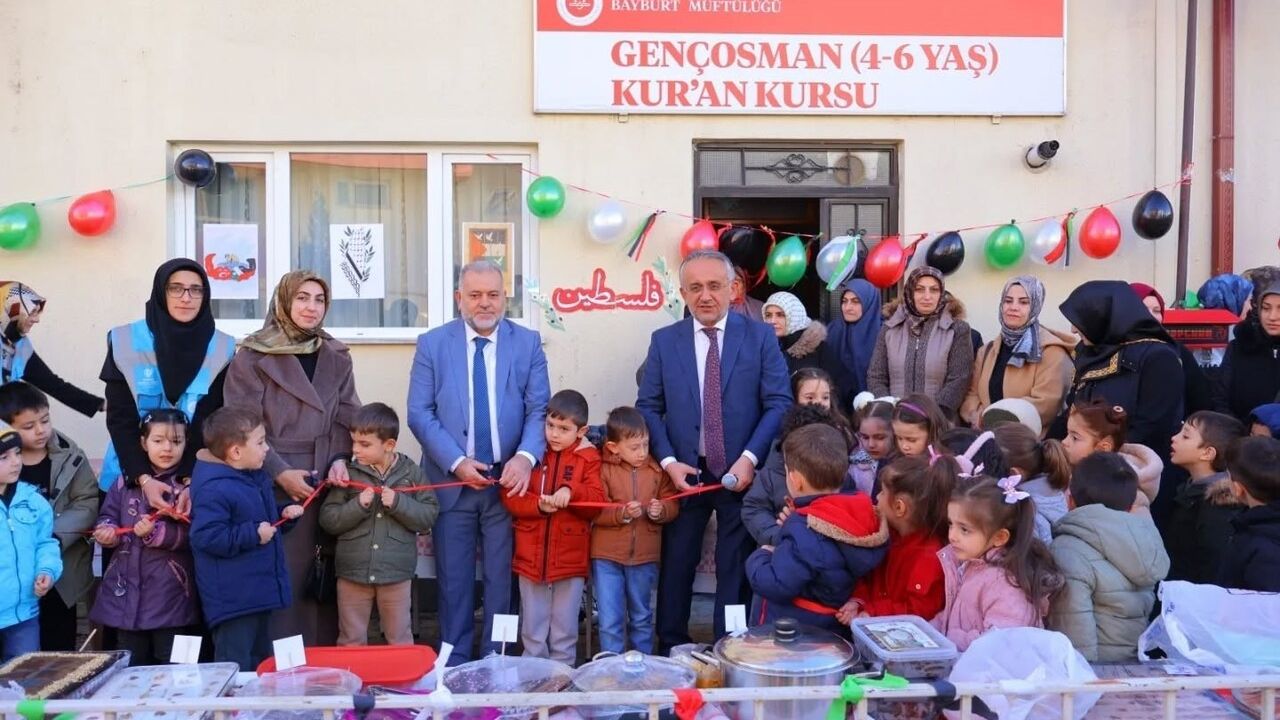 Bayburt'ta Filistin İçin Hayır Çarşısı Düzenlendi