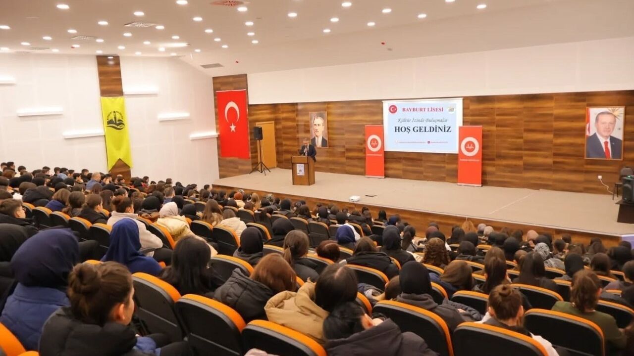 Bayburt'ta Gençlik ve Sorumluluk Bilinci Konferansı Düzenlendi