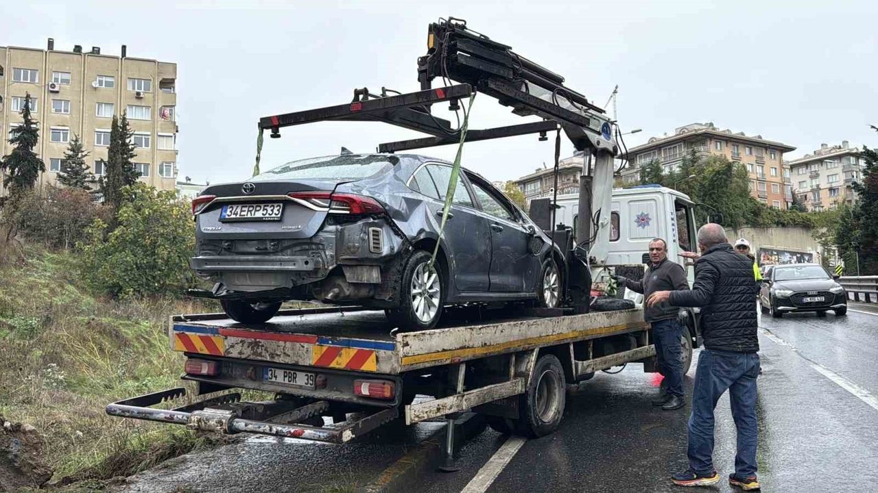 Beşiktaş'ta Yağış Nedeniyle Kaza: Sürücü Yaralandı