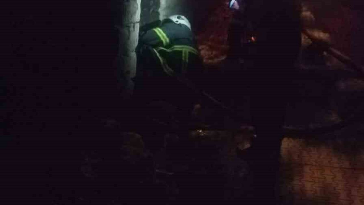 Besni'de Metruk Evde Yangın Paniği