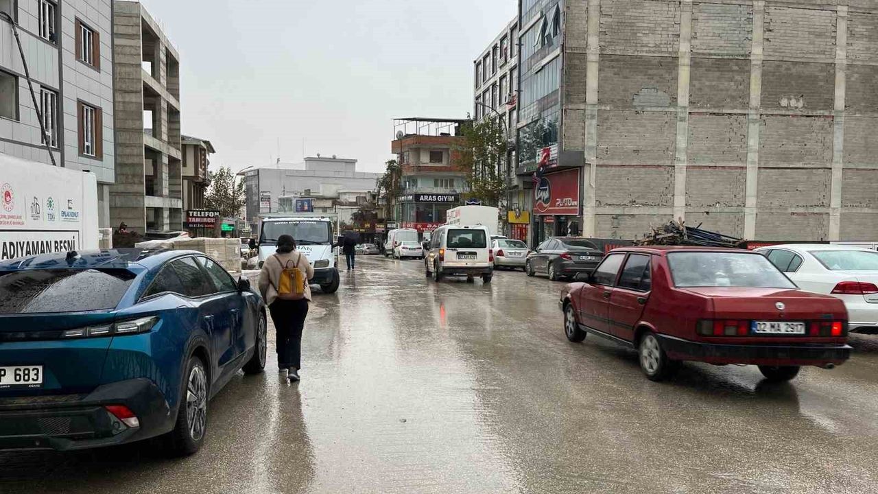 Besni’de Yağmur Sevinci: Sağanak Yağış Etkili Oldu