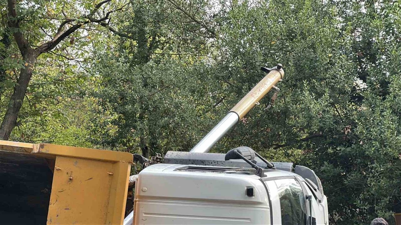 Beykoz'da Mıcır Yüklü Kamyon Devrildi: 1 Yaralı