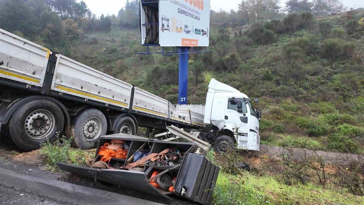 Beykoz'da Sağanak Yağış Nedeniyle Tır Devrildi: 1 Yaralı