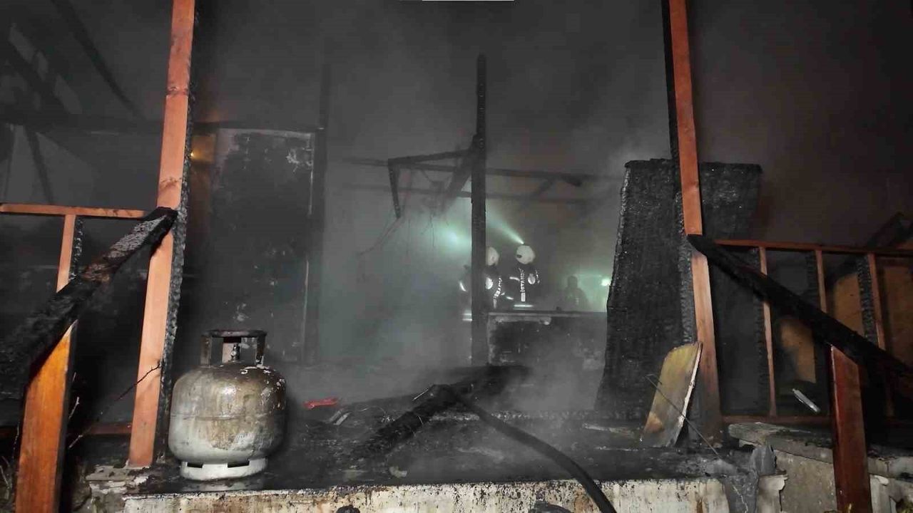Beykoz'da Şömine Yangını Restoranı Harabeye Çevirdi