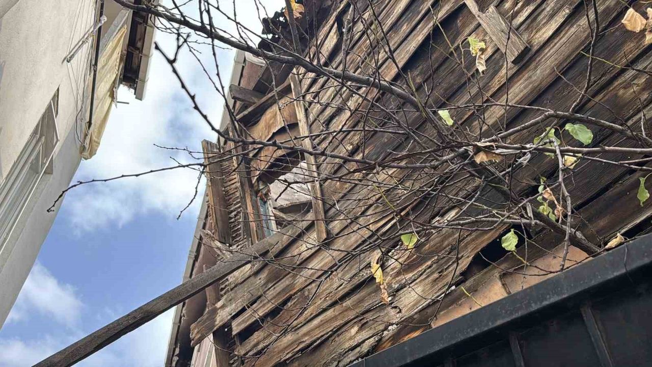 Beyoğlu'ndaki Ahşap Binada Kısmi Çökme