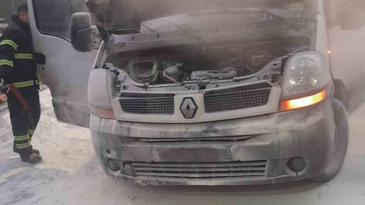 Bilecik'te Araç Yangını Kısa Sürede Kontrol Altına Alındı