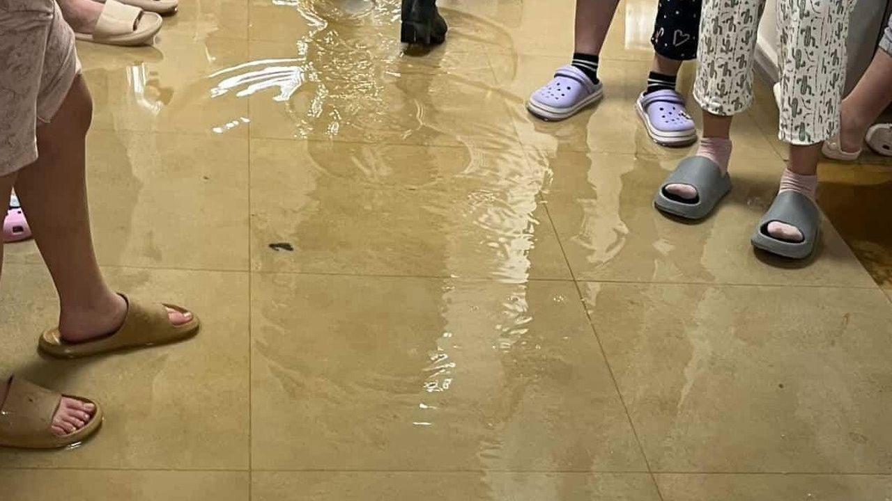 Bilecik'te Kız Yurdunda Su Borusu Patladı