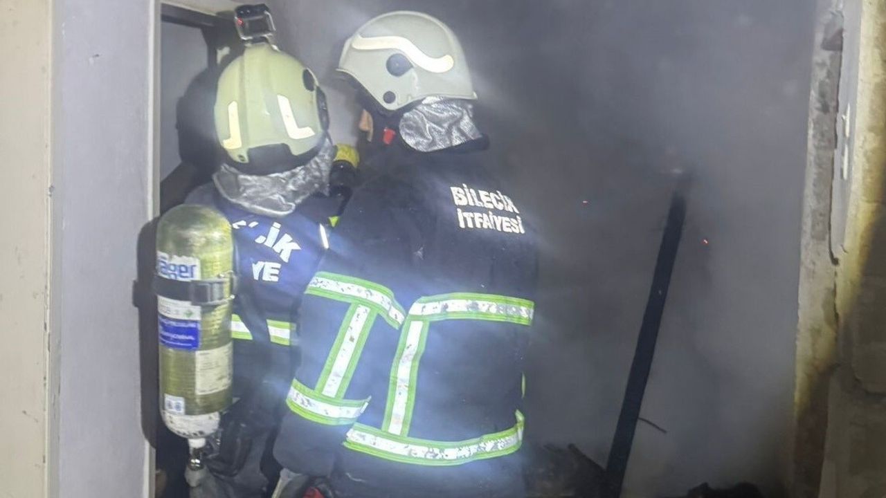 Bilecik'te Metruk Binada Yangın Çıktı