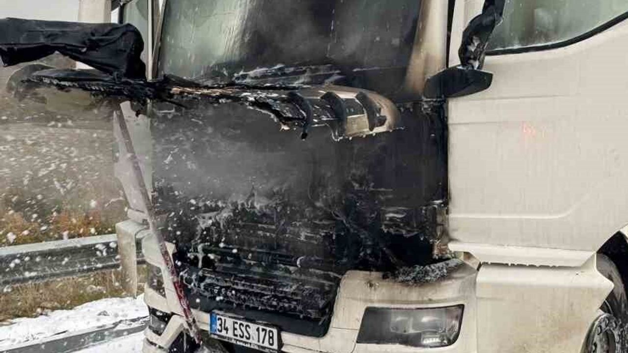 Bilecik'te Seyir Halindeki Beton Mikseri Alev Aldı