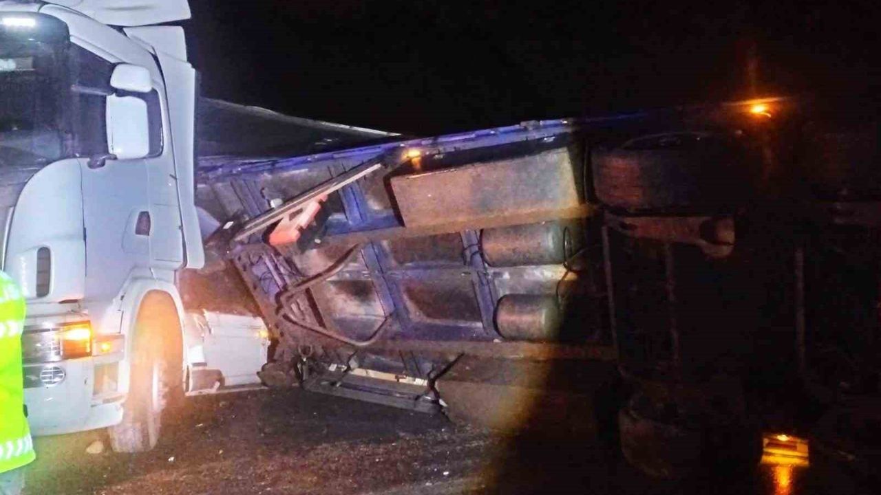 Bilecik'te Tır Devrildi, D-650 Kara Yolu Kapandı