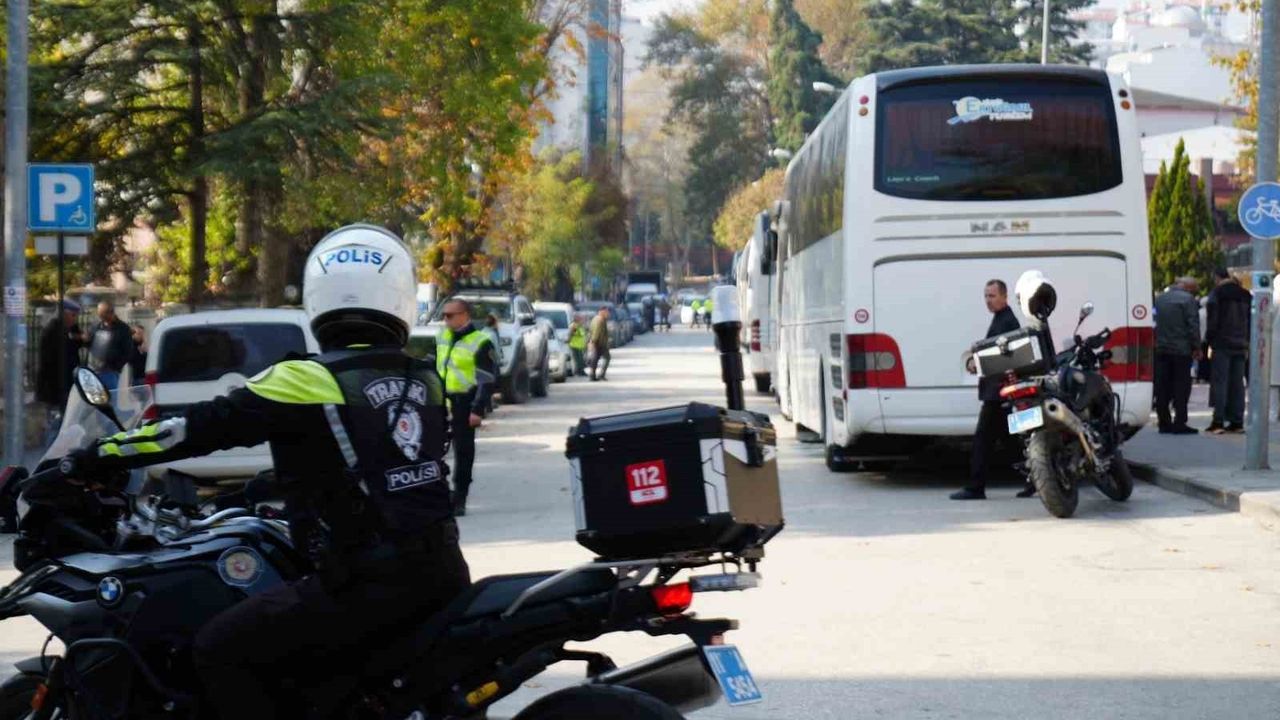Bilecik'te Trafik Kaosu: Umre Uğurlama Programı Caddeleri Kapattı