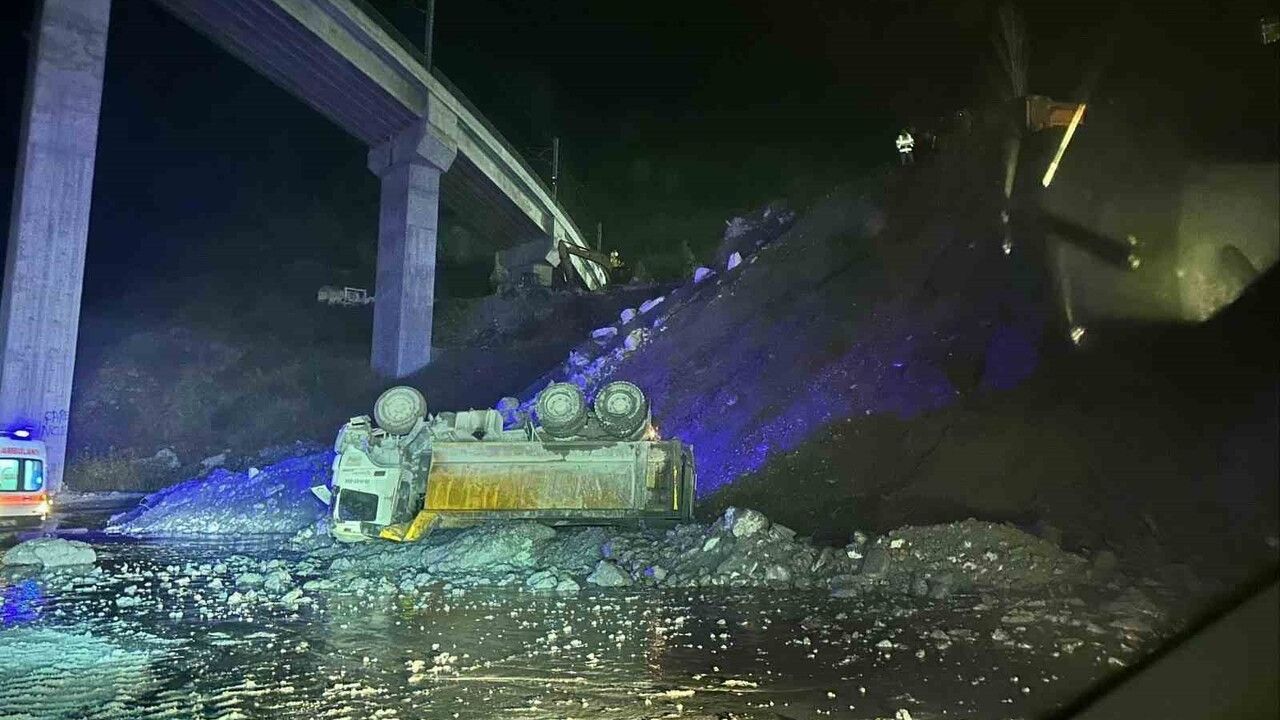 Bilecik'te YHT Şantiyesinde Kamyon Devrildi