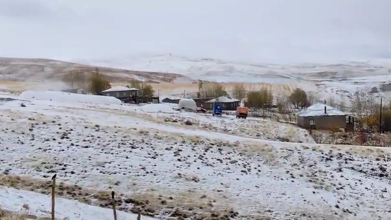 Bitlis Ahlat'ta İlk Kar Coşkusu