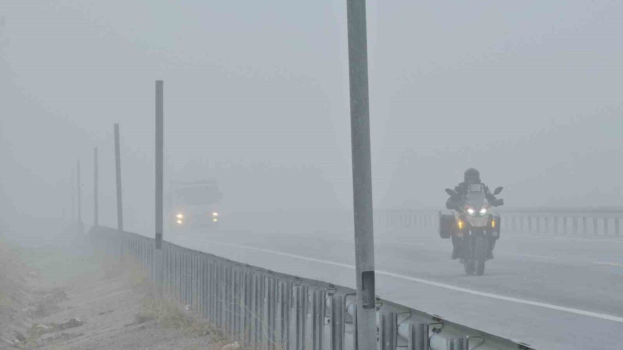 Bitlis'te Yoğun Sis Sürücüleri Zorladı