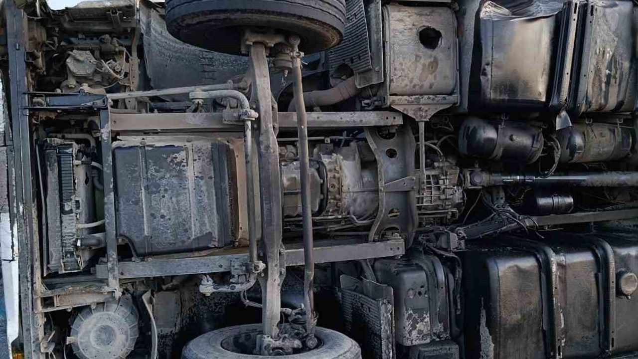 Bitlis-Van Kara Yolunda Tır Devrildi: Bir Yaralı