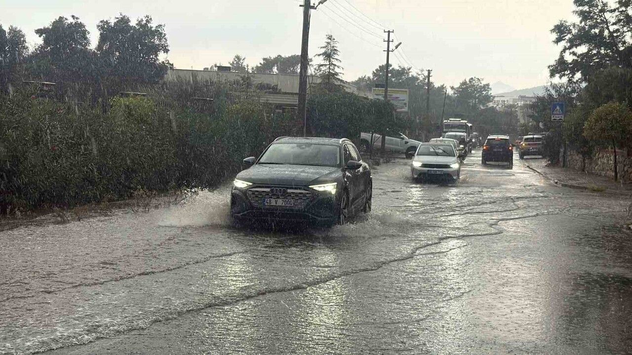 Bodrum'da Aniden Bastıran Yağmur Sokakları Göle Dönüştürdü
