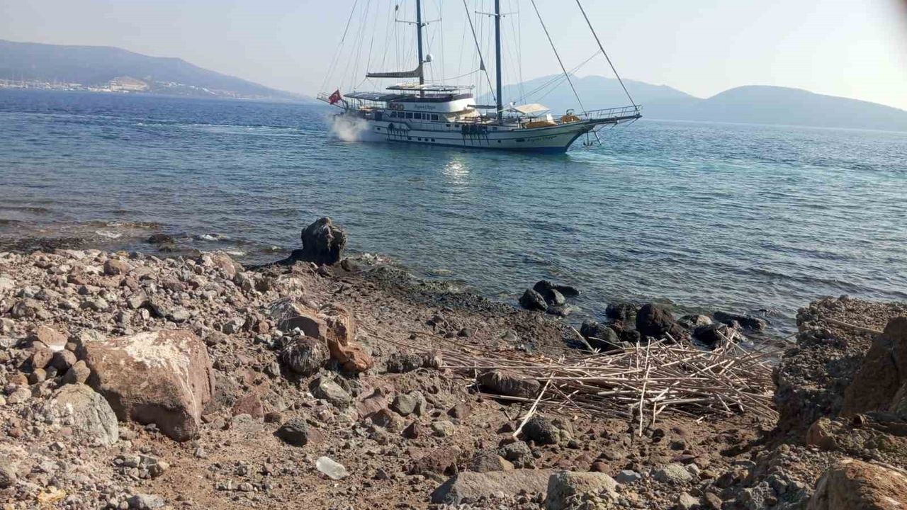 Bodrum'da Yelkenli Tekne Karaya Oturdu