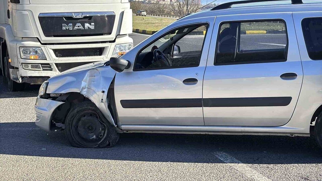 Bolu'da D-100 Kara Yolunda Tır ile Hafif Ticari Araç Çarpıştı