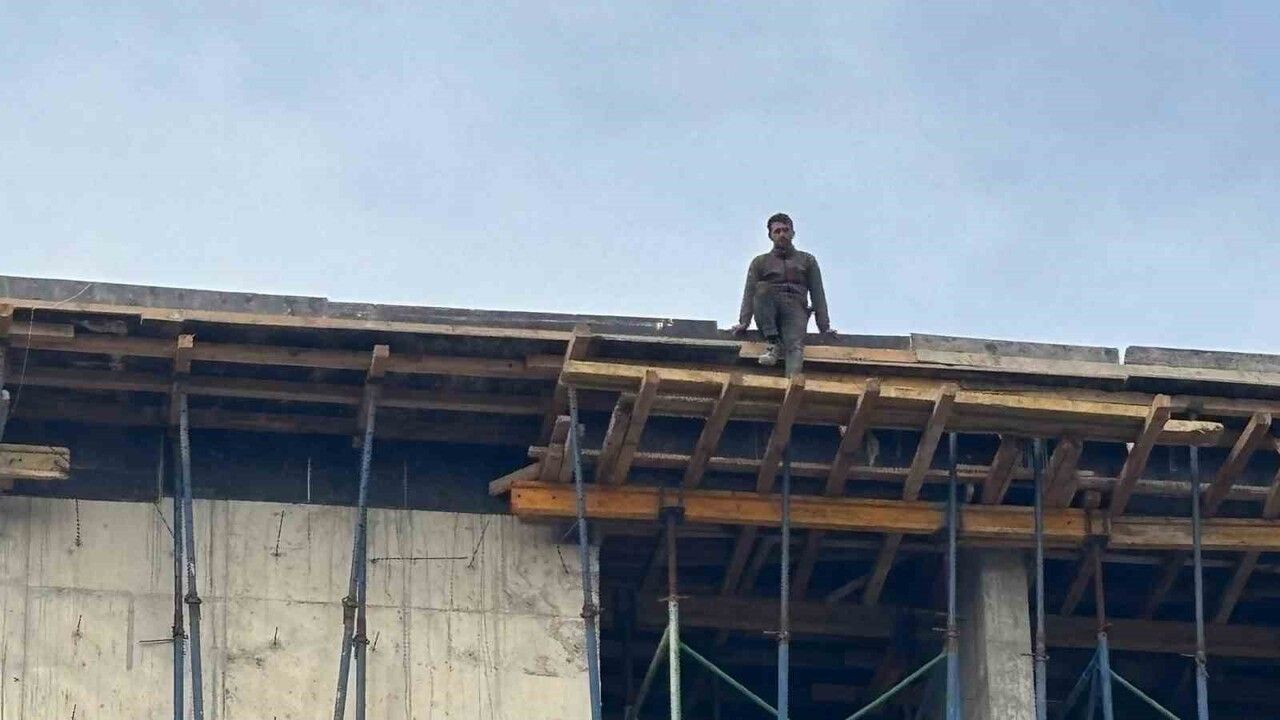 Bolu'da İşçiler Yurt İnşaatının Çatısında Eylem Yaptı