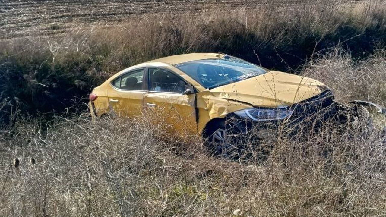 Bolu'da Ticari Taksi Tarlaya Uçtu