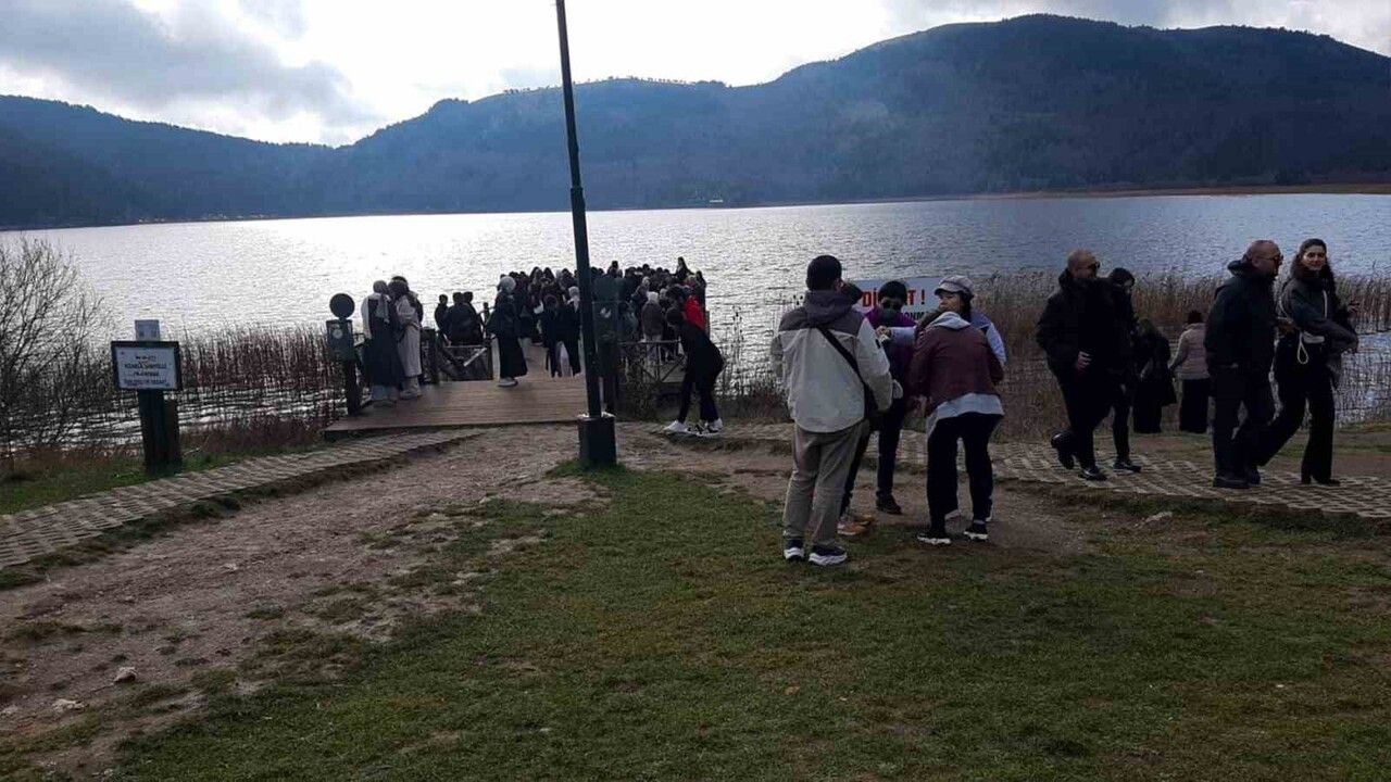 Bolu'daki Abant Gölü'ne Ziyaretçi Akını