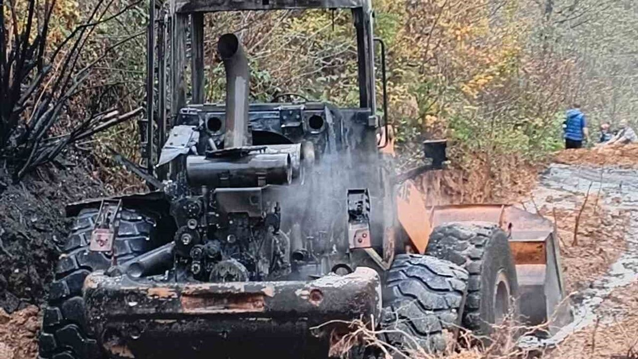 Borçka'da İş Makinesi Yangını
