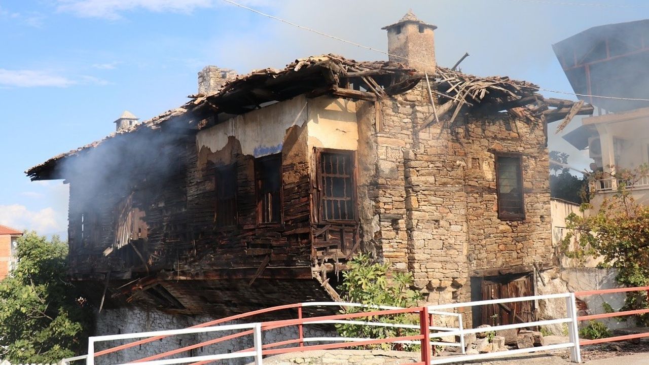 Bozdoğan’da Metruk Evde Yangın