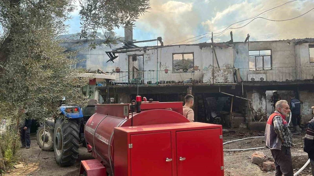 Bozdoğan'da Yangın: Bir Ev Küle Döndü, Diğerinde Maddi Hasar