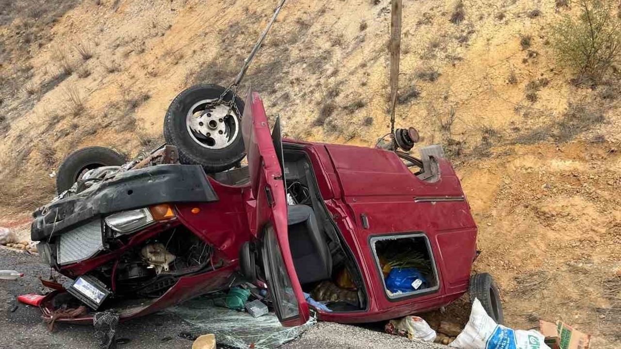 Bozüyük'te Ters Dönüş: Kontrolden Çıkan Kamyonet Devrildi