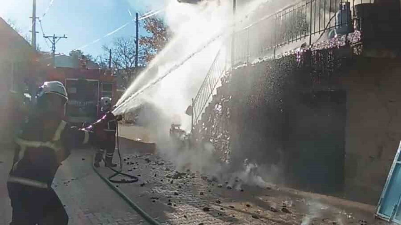 Burdur'da 2 Katlı Evde Yangın Paniği