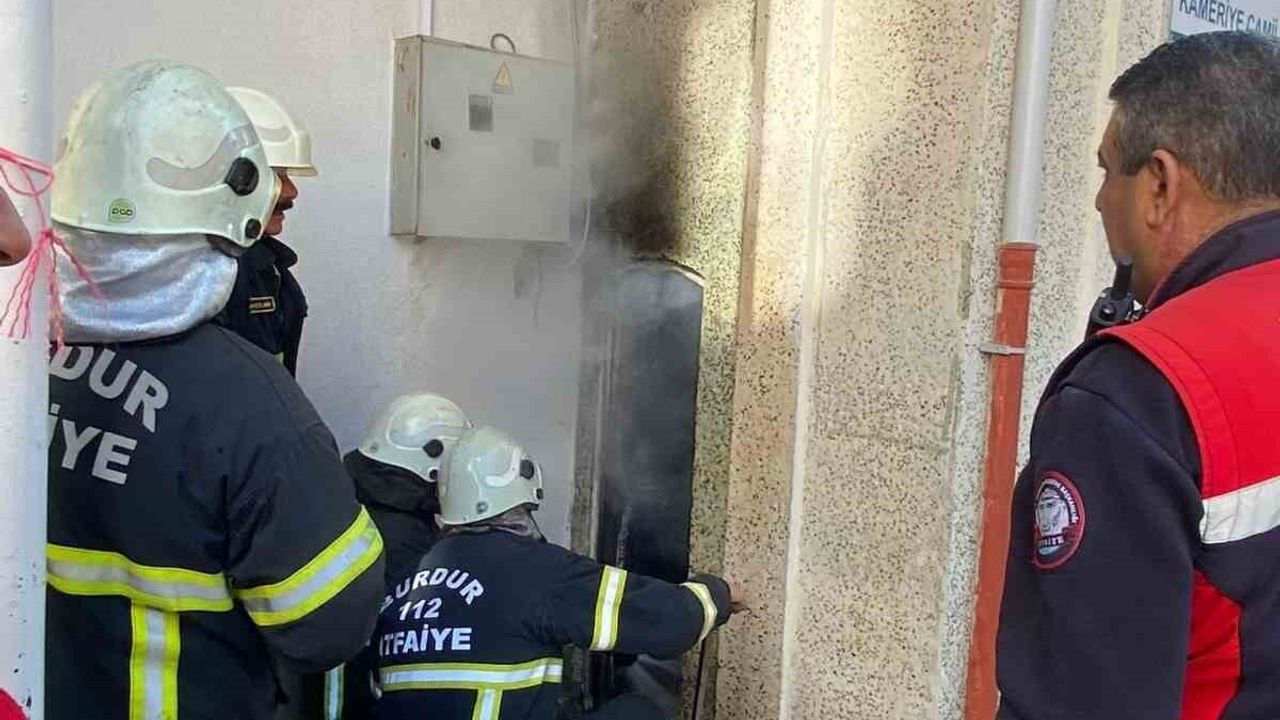 Burdur'da Cami Minaresinde Kısa Devre Yangını