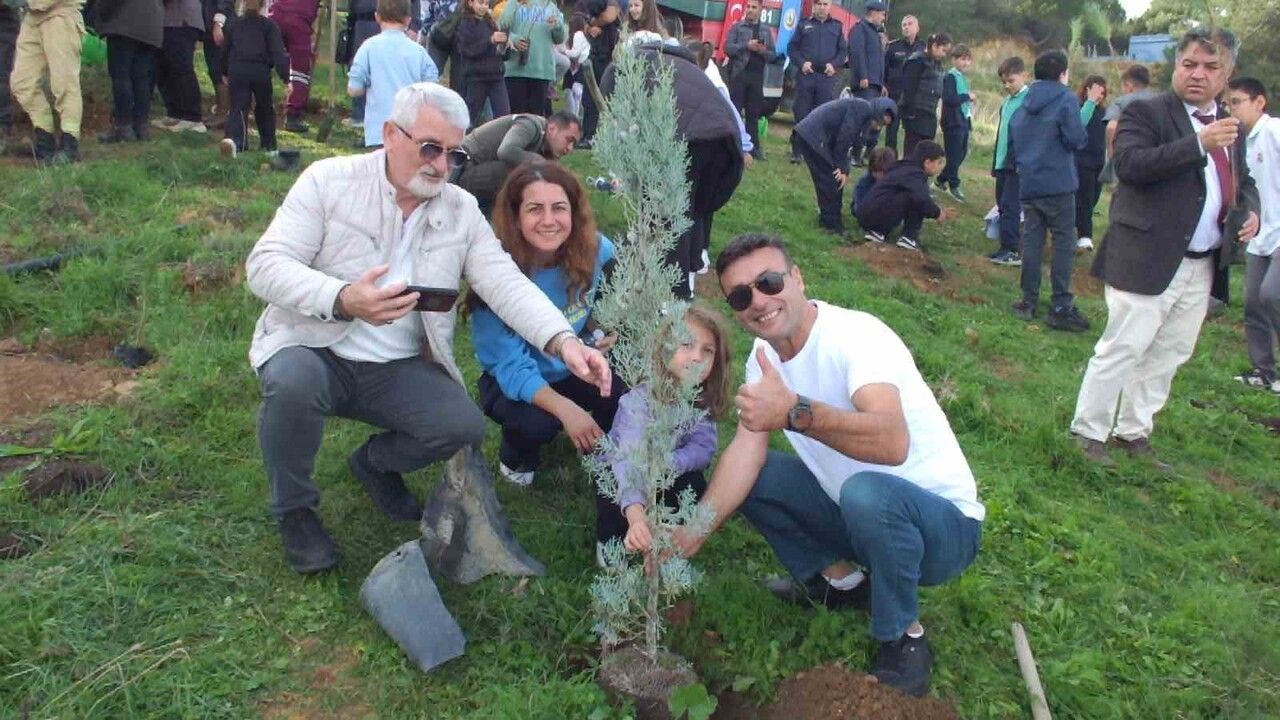 Burhaniye'de 400 Fidan Toprakla Buluştu