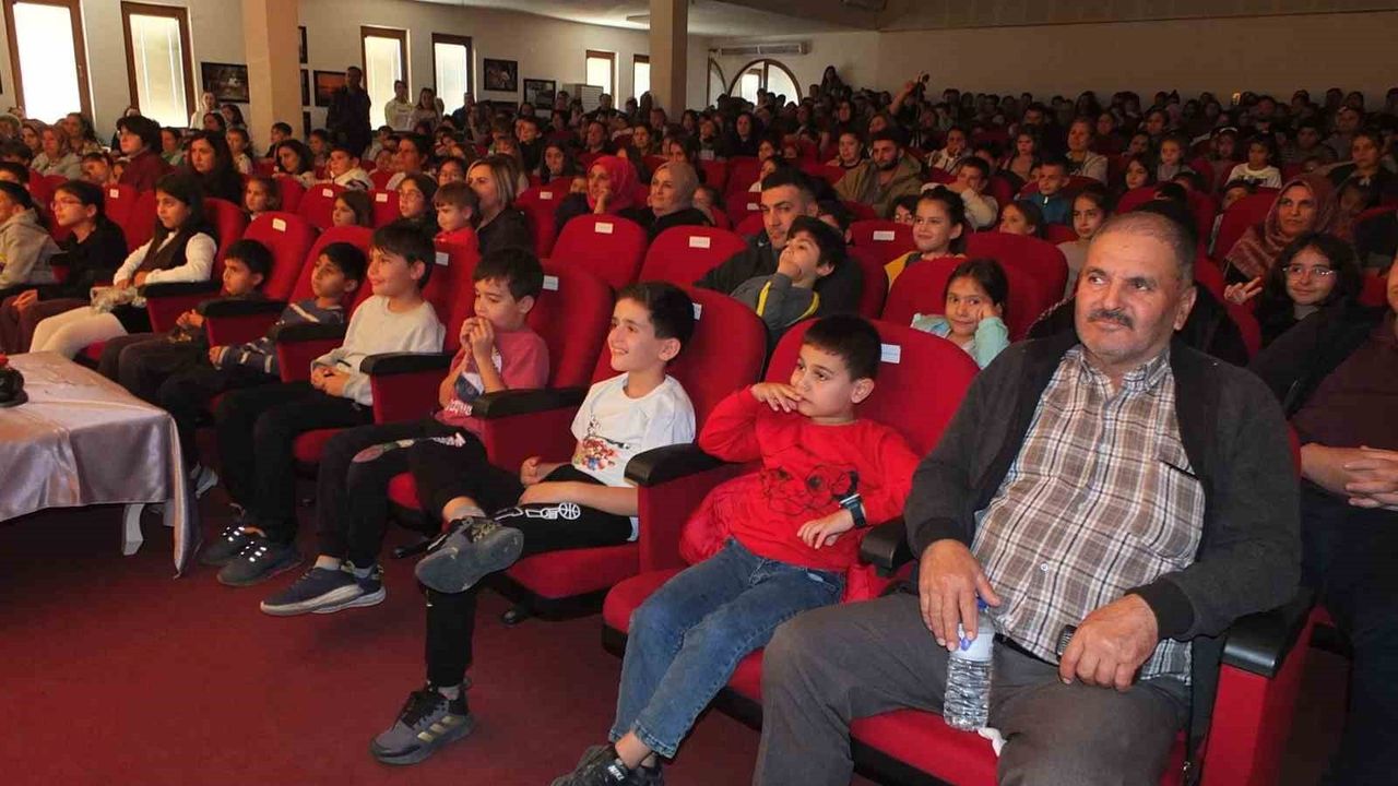 Burhaniye'de Amatör Tiyatro Coşkusu: 'Bizden Değilsin'