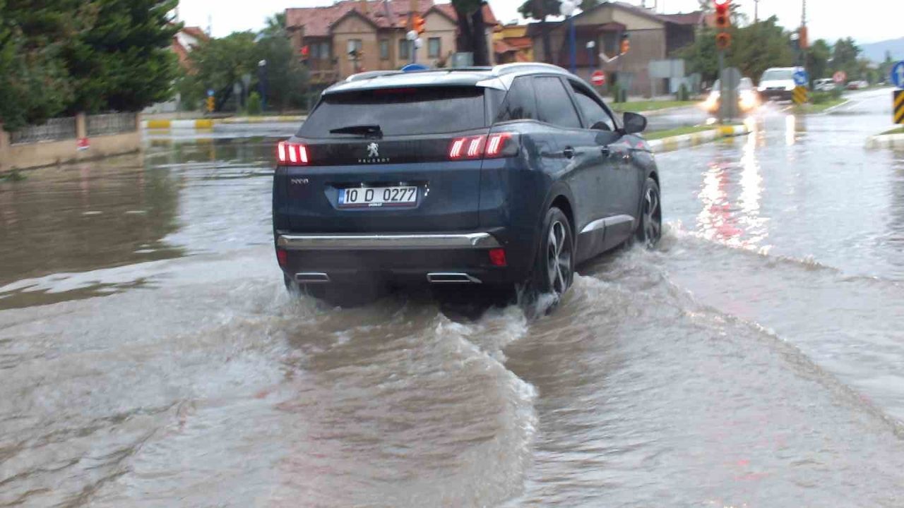Burhaniye'de Sağanak Yağış Hayatı Olumsuz Etkiledi