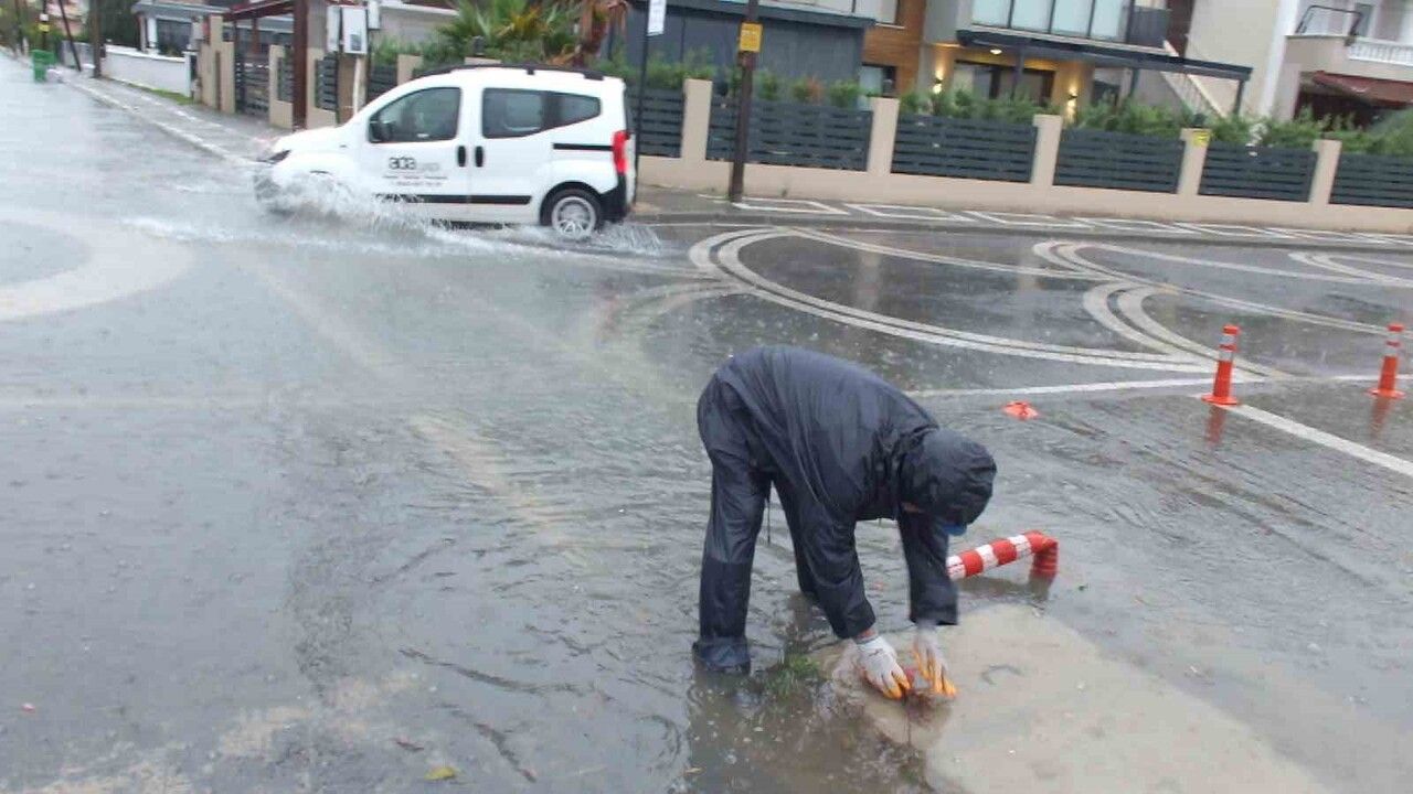 Burhaniye'de Sağanak Yağış Hayatı Olumsuz Etkiledi