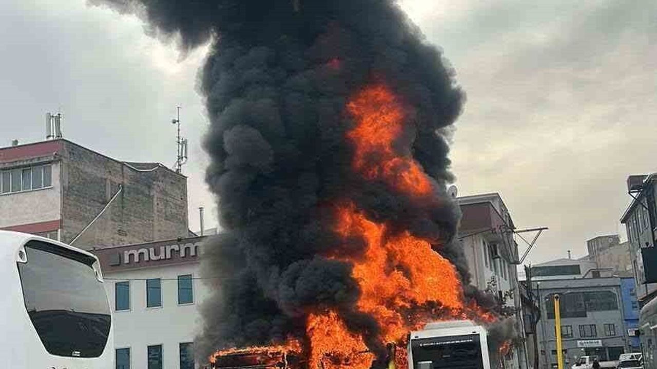 Bursa'da Bakımda Olan Otobüsler Yanarak Küle Döndü