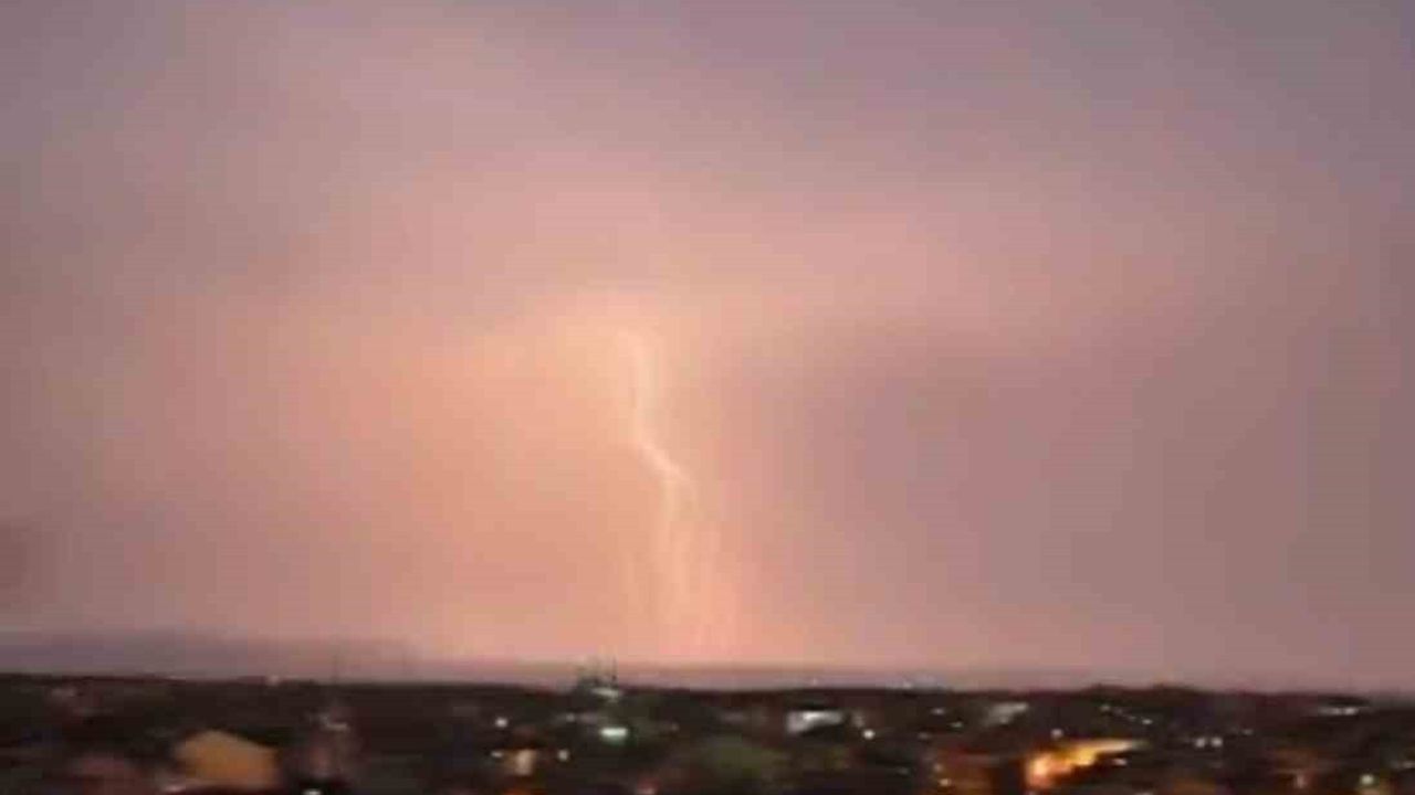 Bursa'da Gök Gürültülü Şimşek Gösterisi