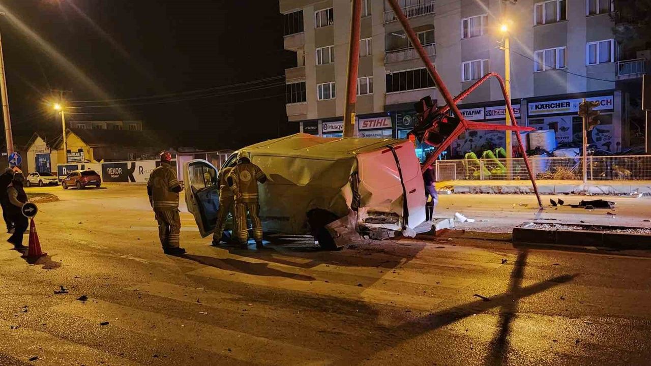 Bursa'da Hızlı Otomobil Kazası: 3 Yaralı